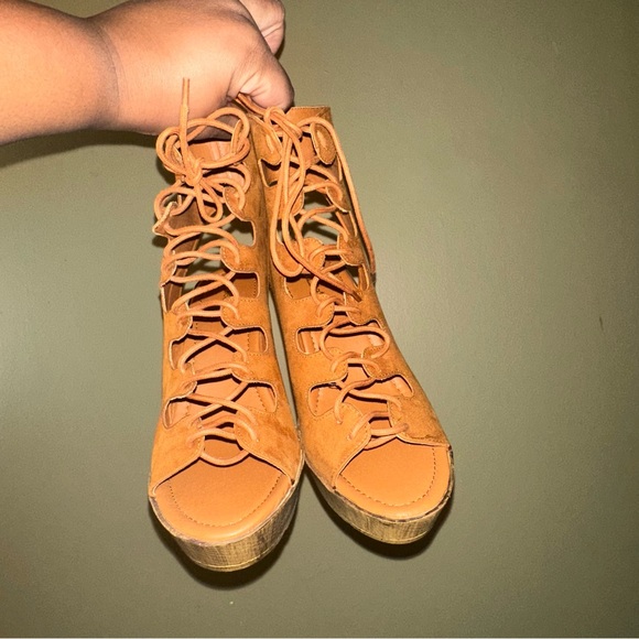 ***SOLD***Shoe Dazzle Platform Booties - Picture 4 of 16